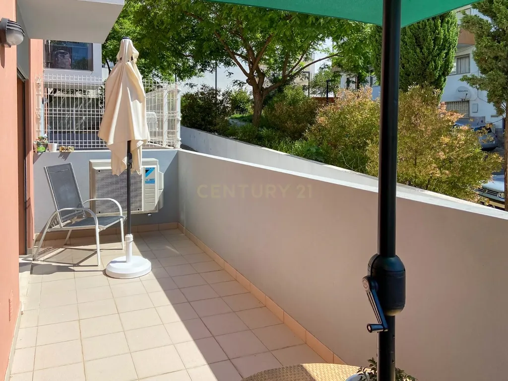 Apartamento T2 com Garagem em Localização Privilegiada - Image 11