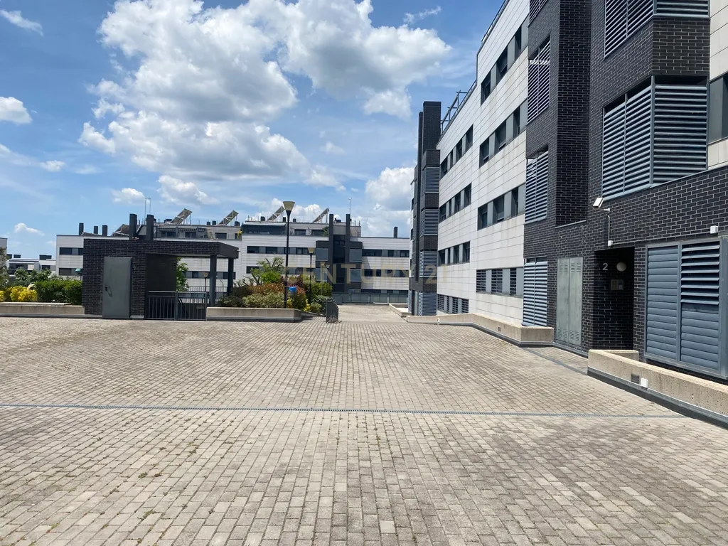 Luxuoso Apartamento com Vista Panorâmica em Madrid - Image 37