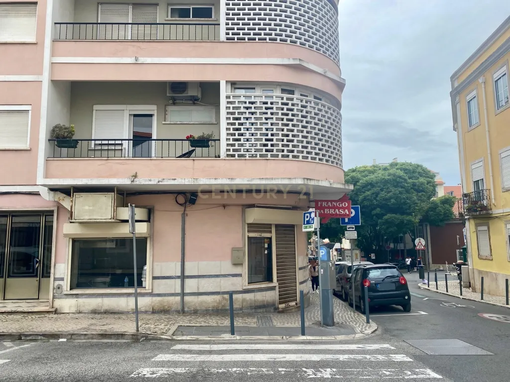 Espaço Comercial com Saída de Fumos em Excelente Localização - Image 2