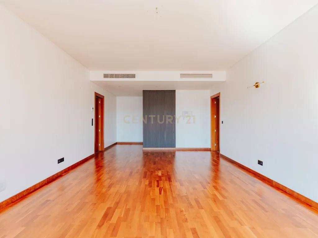 Apartamento T3 com vista da Varanda sobre o Rio Tejo nos Terraços da Ponte Sacavém - Image 11