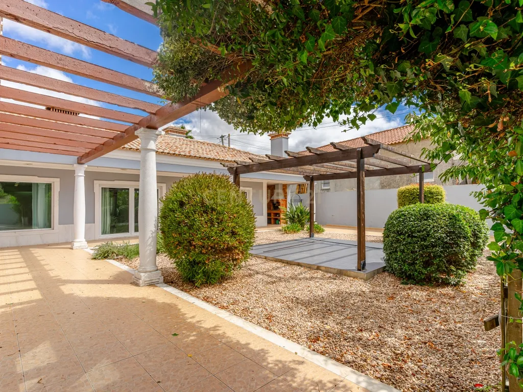 Moradia T4 com Piscina | 426 m² de Construção e Lote de 1.000 m² | Arruda dos Vinhos - Image 57