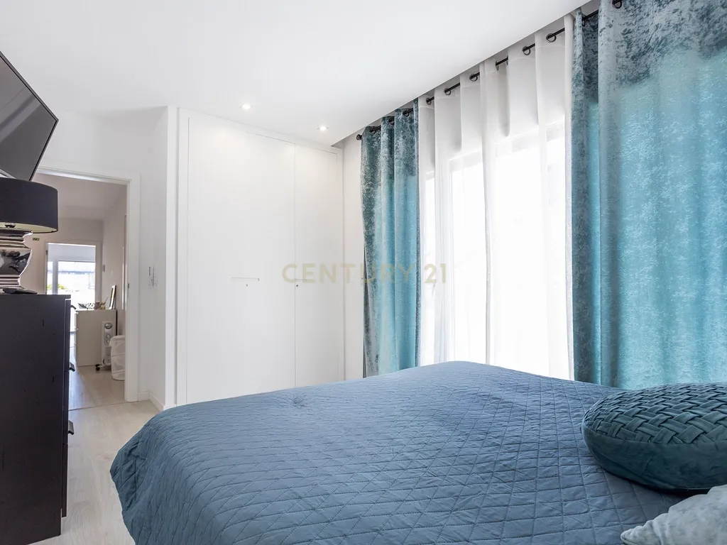 Moradia Contemporânea com Piscina a 5 minutos das praias da Costa da Caparica - Image 20