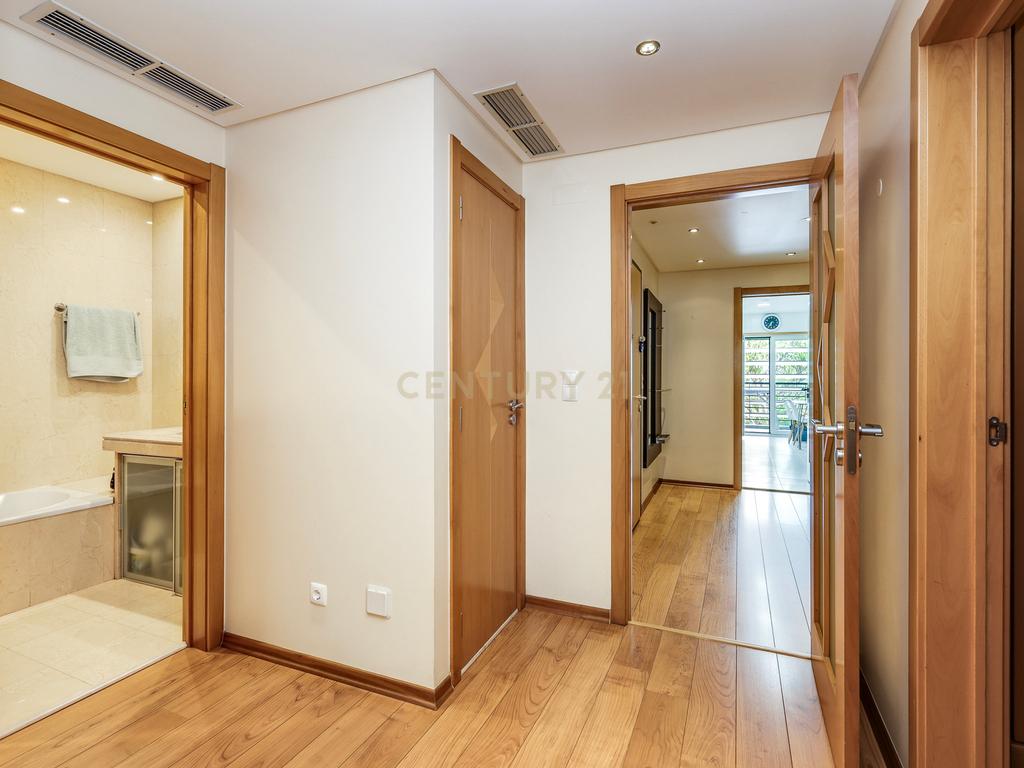 Apartamento T3 com vista panorâmica sobre o Jamor em condomínio fechado com piscina e ginásio - Image 19