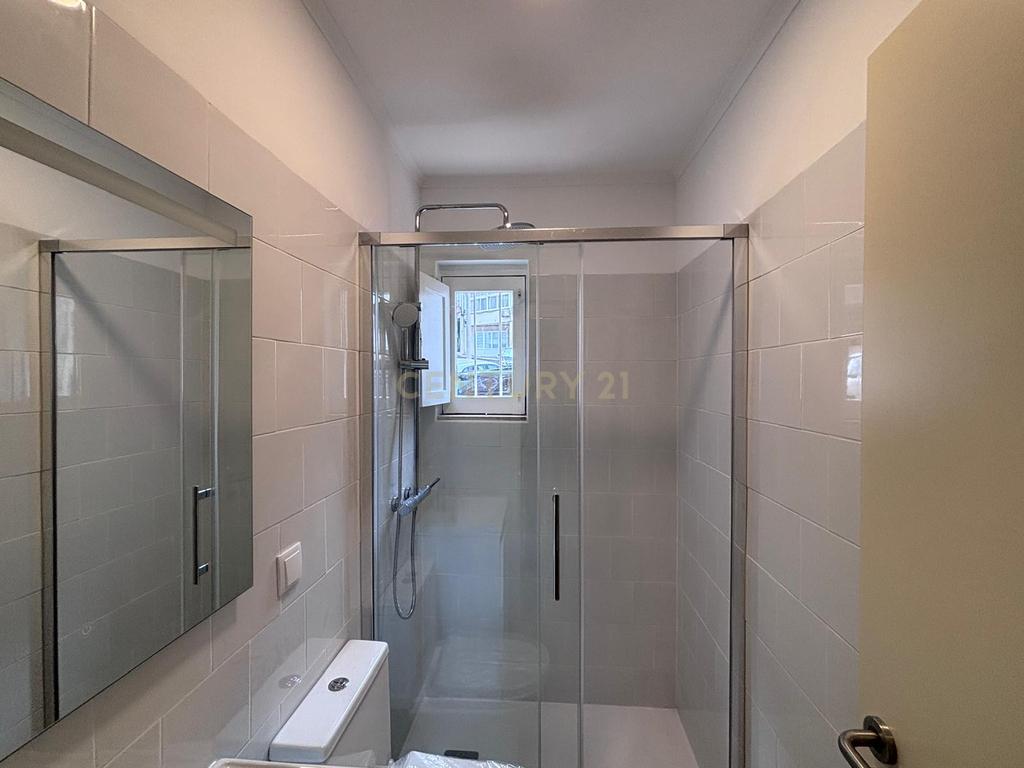 T3+1 Remodelado totalmente com excelentes áreas na carismática e tradicional zona da Estrela - Image 17