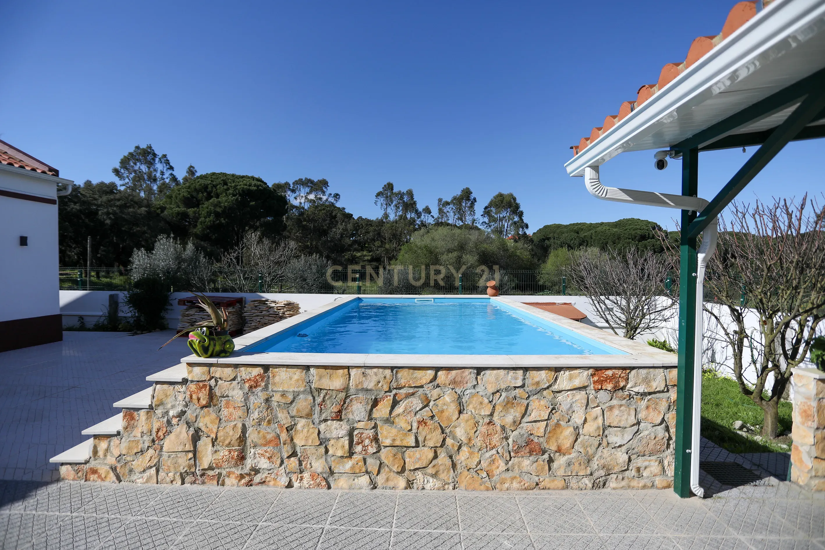 Moradia T4 com Piscina, Jardim e Tranquilidade – Bairro da Piedade, Moita - Image 49