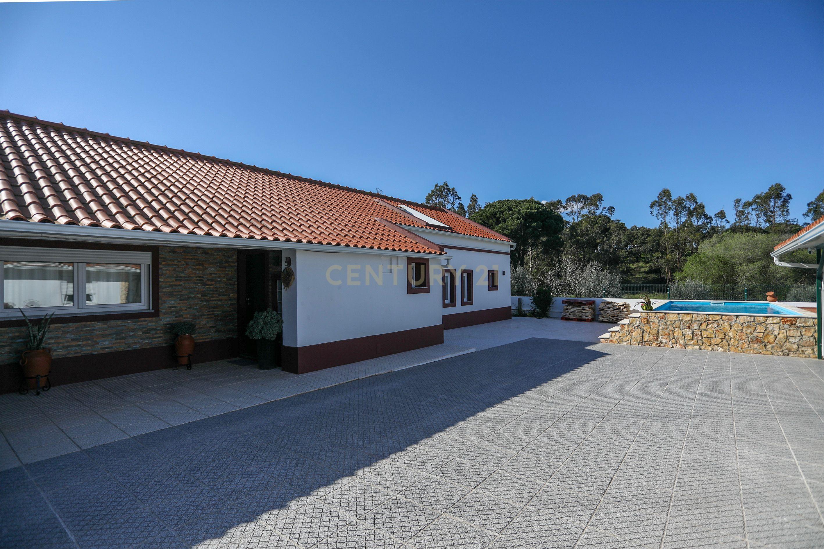 Moradia T4 com Piscina, Jardim e Tranquilidade – Bairro da Piedade, Moita - Image 46