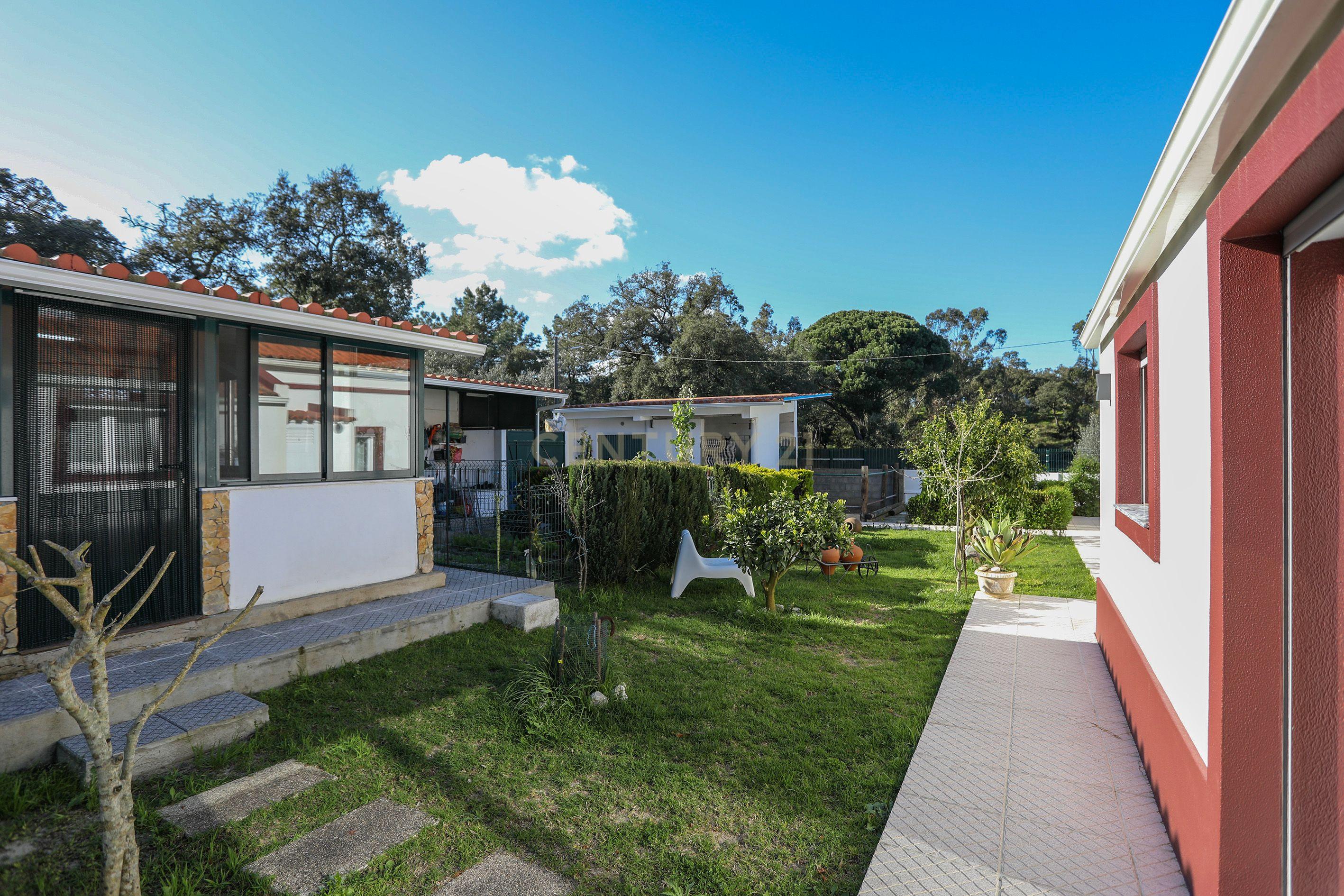 Moradia T4 com Piscina, Jardim e Tranquilidade – Bairro da Piedade, Moita - Image 18