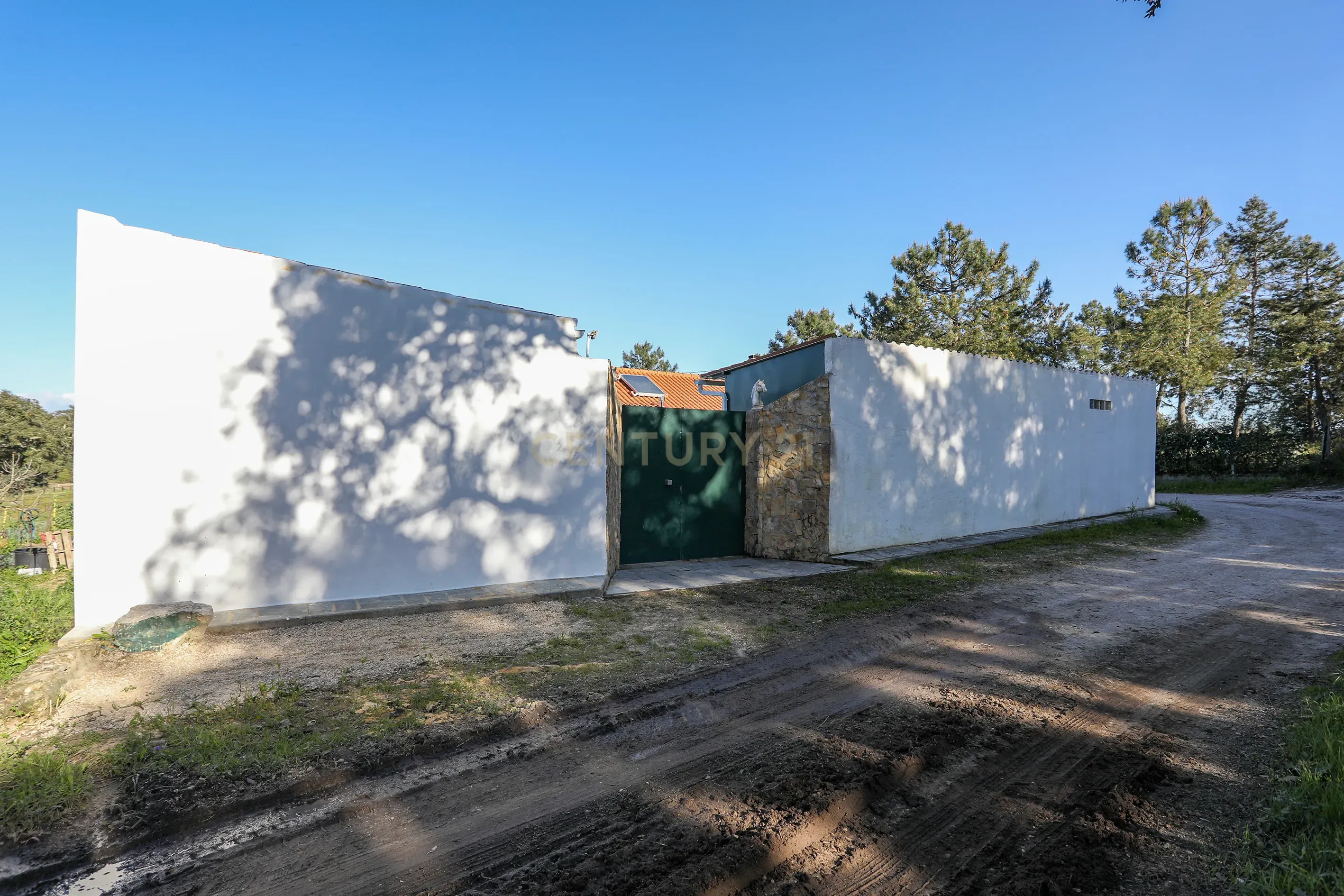 Moradia T4 com Piscina, Jardim e Tranquilidade – Bairro da Piedade, Moita - Image 16