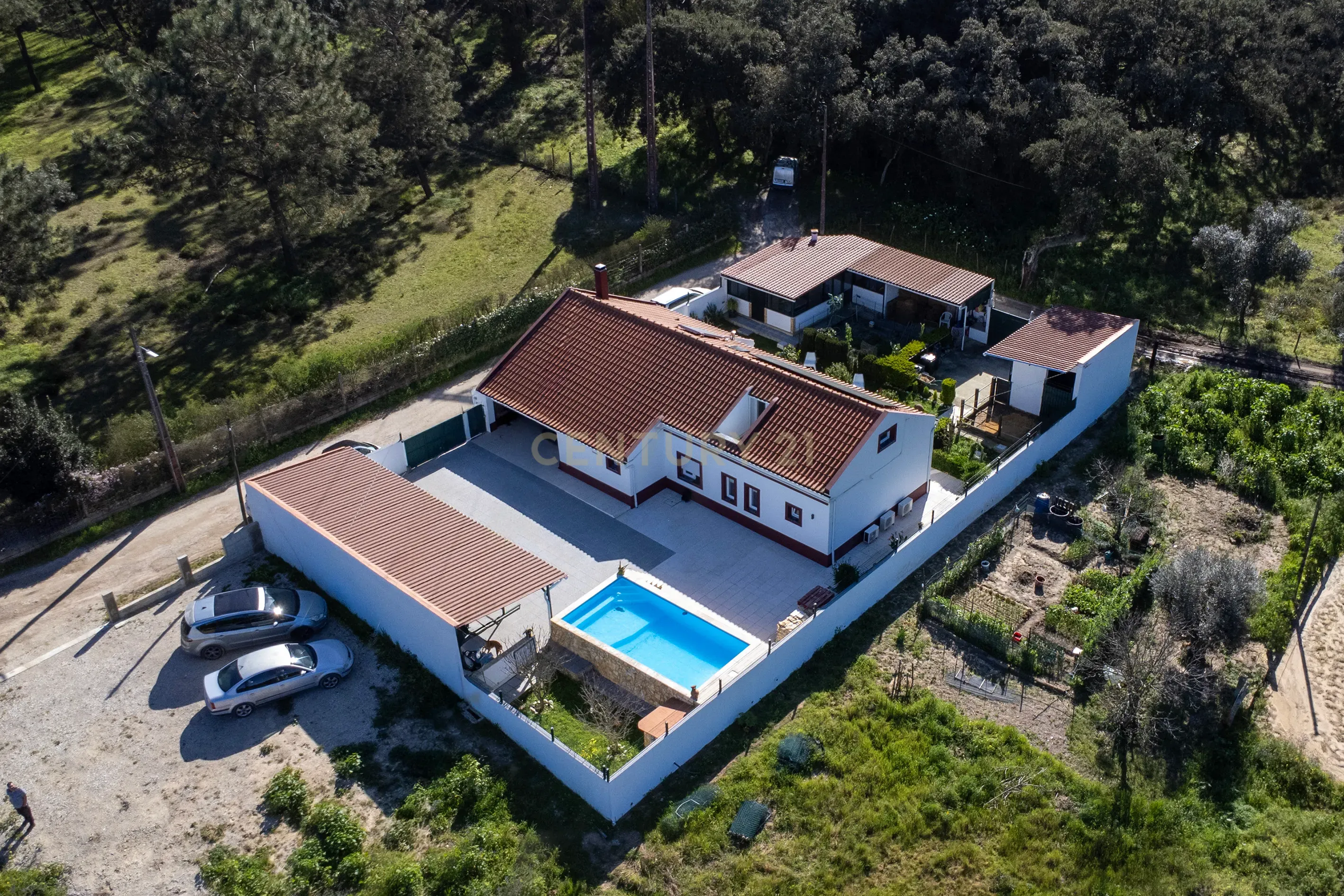 Moradia T4 com Piscina, Jardim e Tranquilidade – Bairro da Piedade, Moita - Image 6