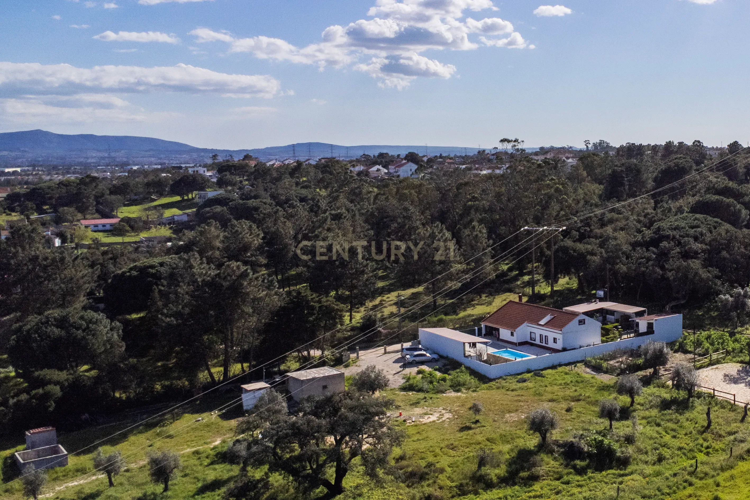 Moradia T4 com Piscina, Jardim e Tranquilidade – Bairro da Piedade, Moita - Image 4