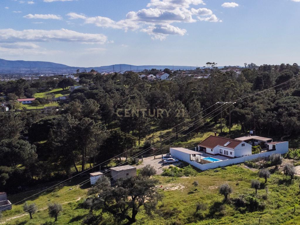 Moradia T4 com Piscina, Jardim e Tranquilidade –  Bairro da Piedade, Moita - Image 4