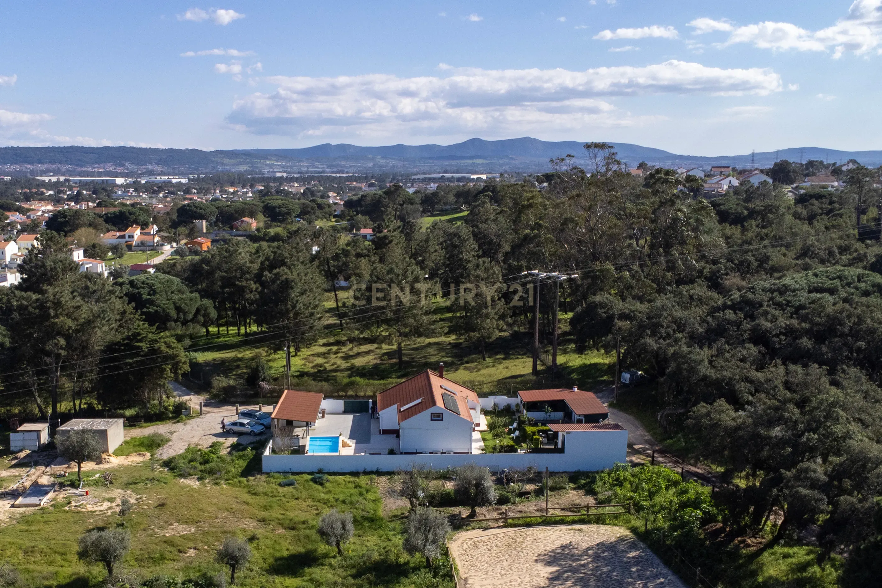 Moradia T4 com Piscina, Jardim e Tranquilidade – Bairro da Piedade, Moita - Image 1