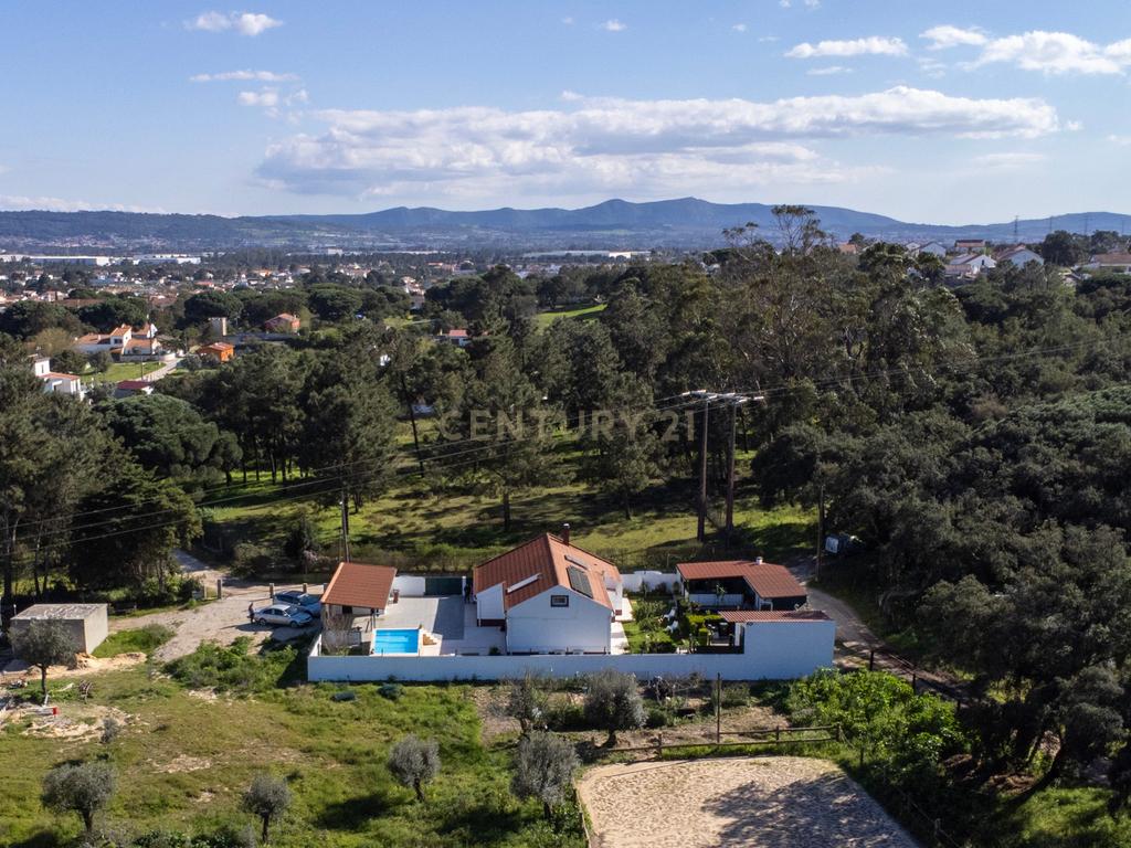 Moradia T4 com Piscina, Jardim e Tranquilidade –  Bairro da Piedade, Moita - Image 1