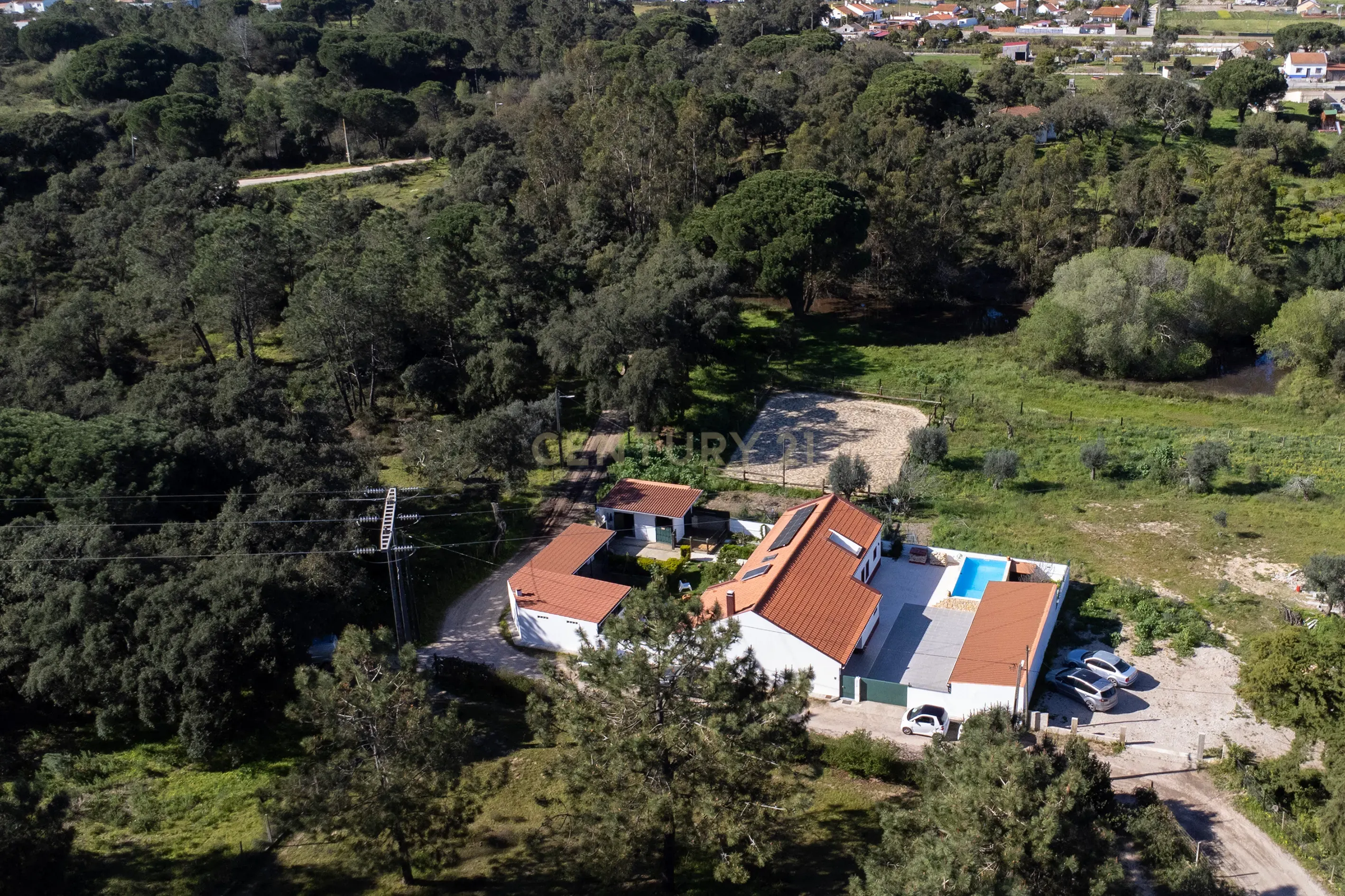 Moradia T4 com Piscina, Jardim e Tranquilidade – Bairro da Piedade, Moita - Image 5