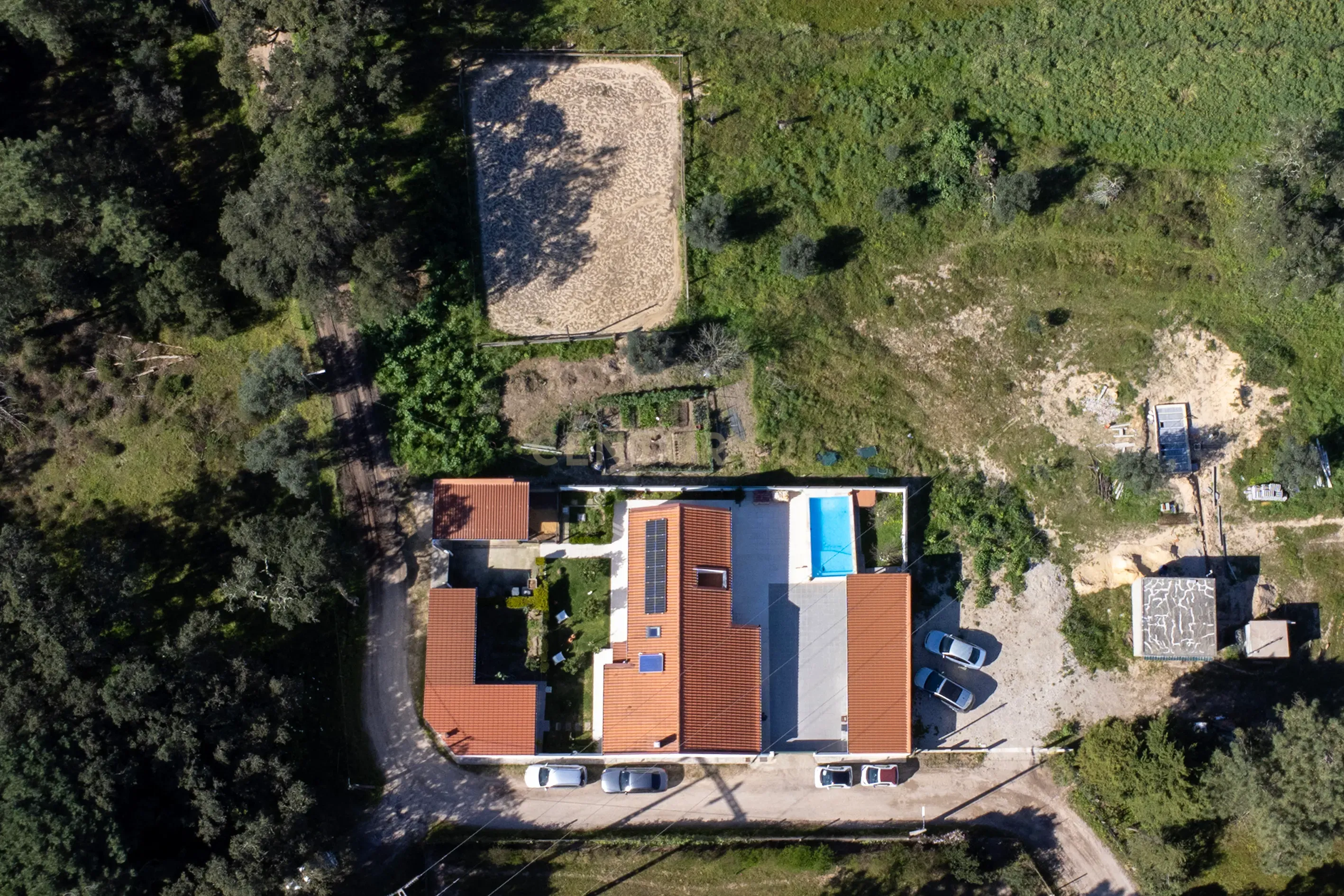 Moradia T4 com Piscina, Jardim e Tranquilidade – Bairro da Piedade, Moita - Image 2