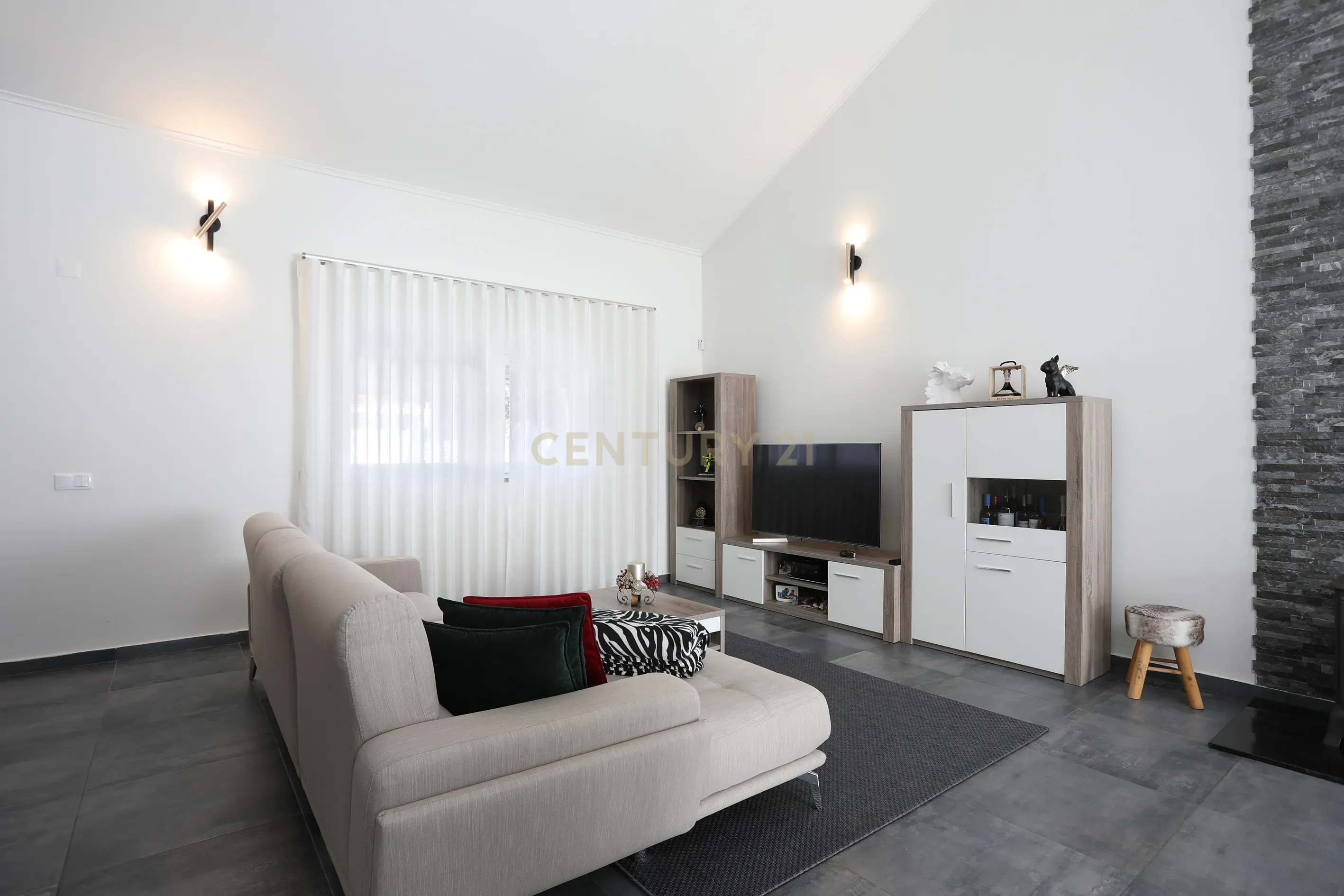 Moradia T4 com Piscina, Jardim e Tranquilidade – Bairro da Piedade, Moita - Image 37