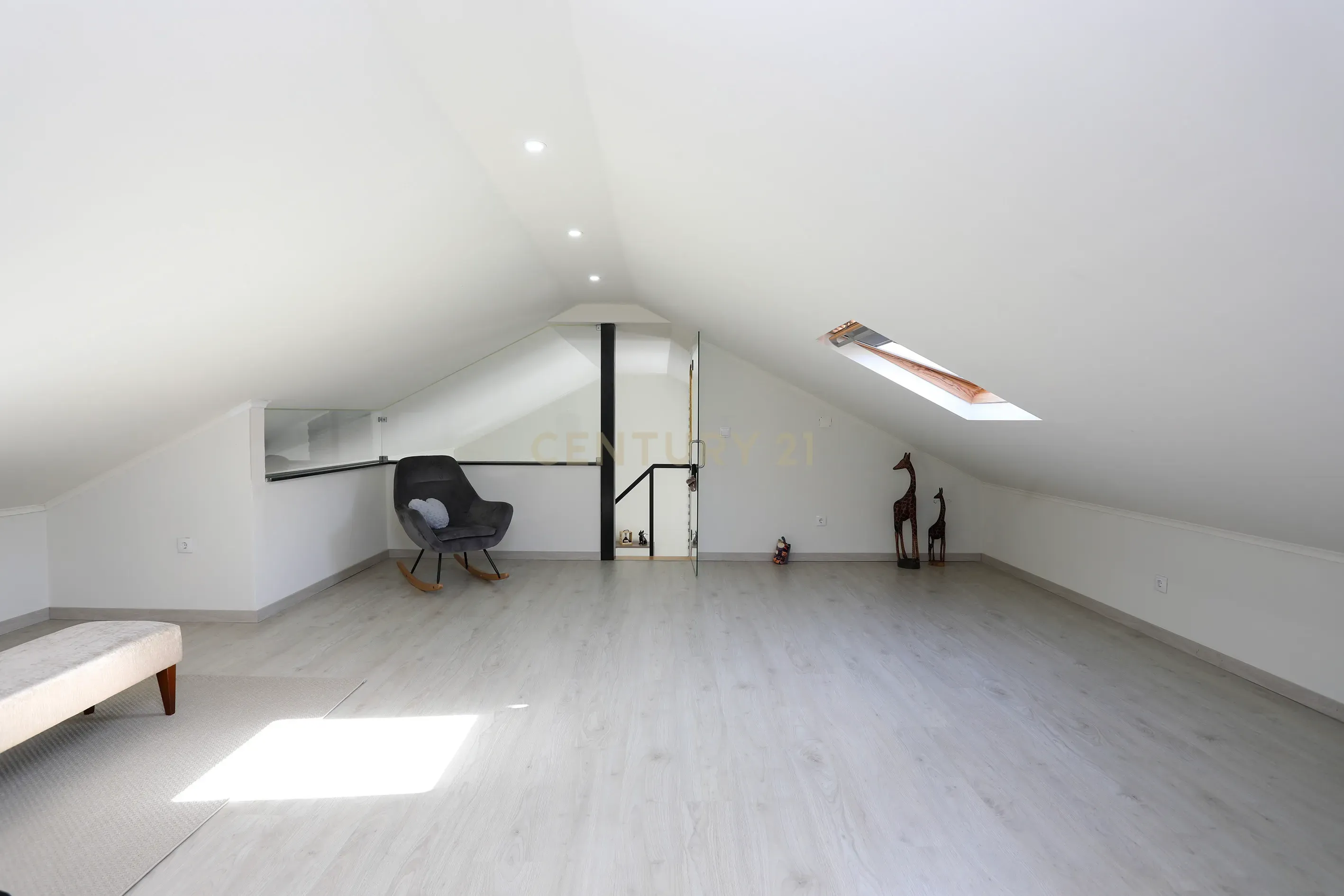 Moradia T4 com Piscina, Jardim e Tranquilidade – Bairro da Piedade, Moita - Image 23