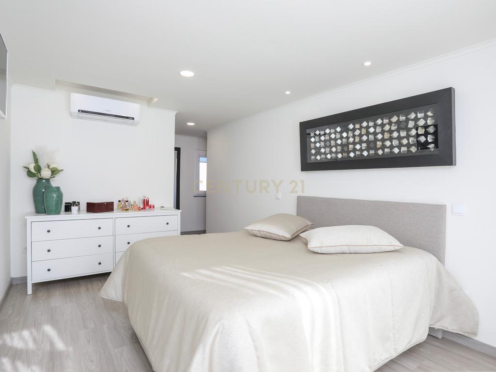 Moradia T4 com Piscina, Jardim e Tranquilidade –  Bairro da Piedade, Moita - Image 12
