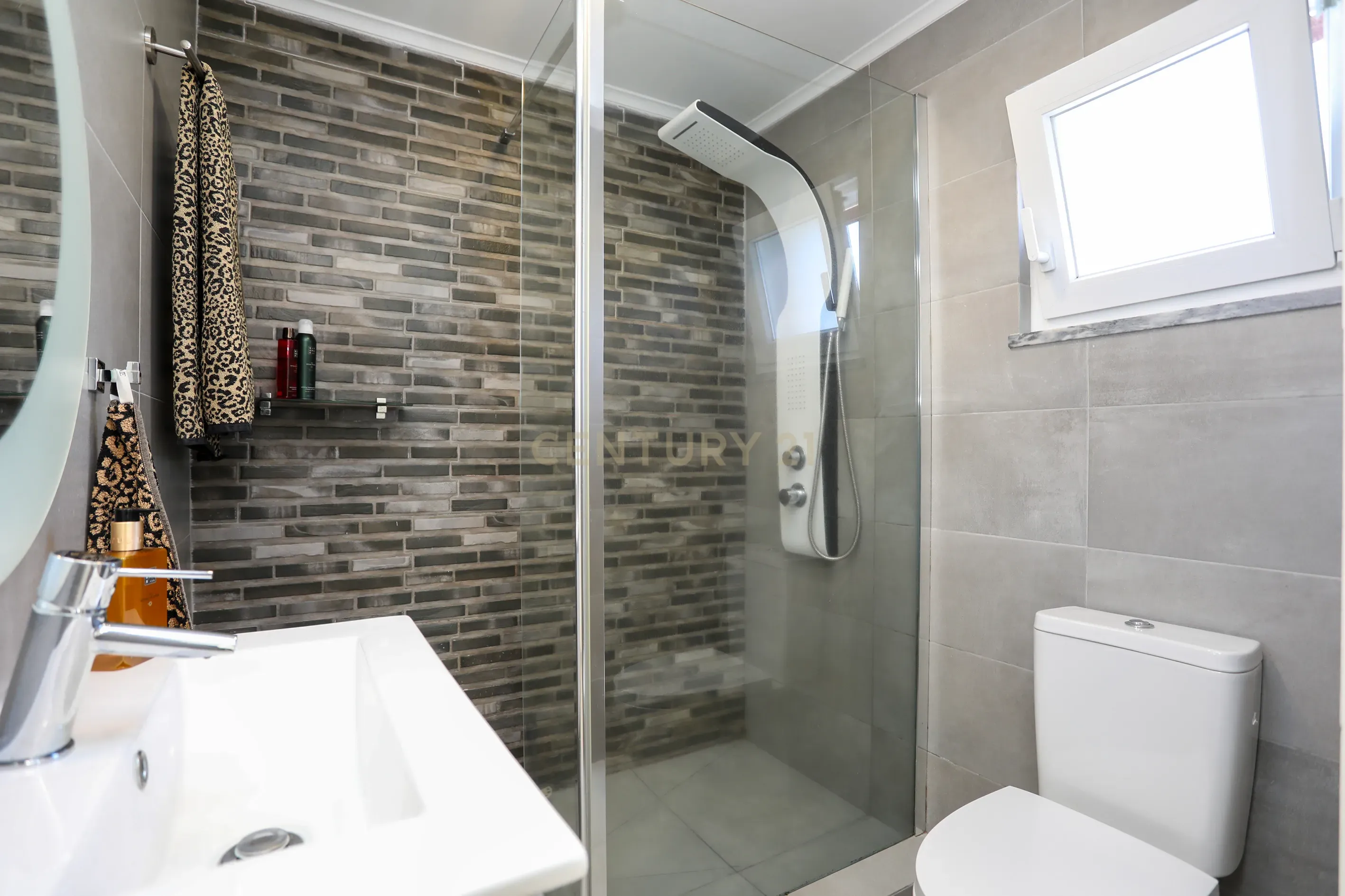 Moradia T4 com Piscina, Jardim e Tranquilidade – Bairro da Piedade, Moita - Image 11