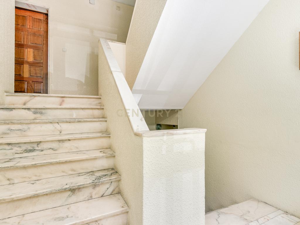 Apartamento T3 com boas áreas, varandas e arrecadação – Rinchoa, Rio de Mouro - Image 31
