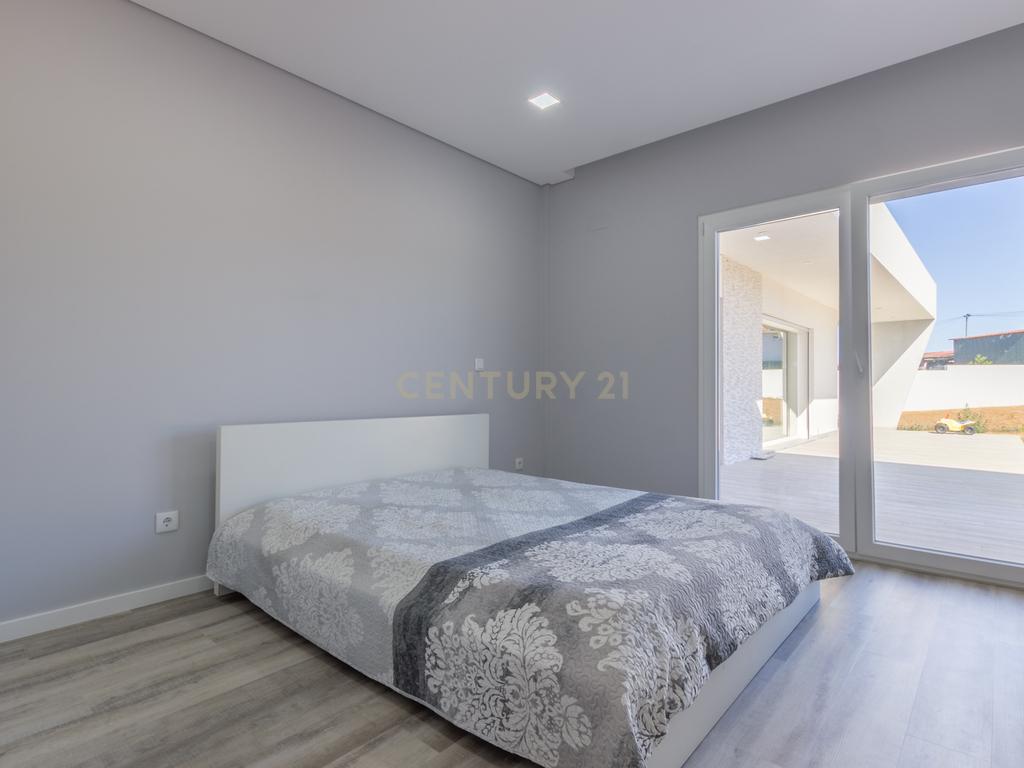 Vila Alegre / Fernão Ferro - Luxuosa moradia isolada térrea de 4 assoalhadas com arquitetura comtemporânea inserida em lote de 2775 m² - Image 22