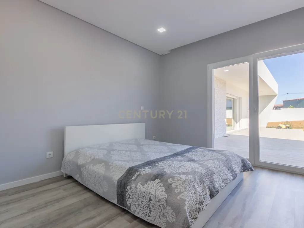 Vila Alegre / Fernão Ferro - Luxuosa moradia isolada térrea de 4 assoalhadas com arquitetura comtemporânea inserida em lote de 2775 m² - Image 22