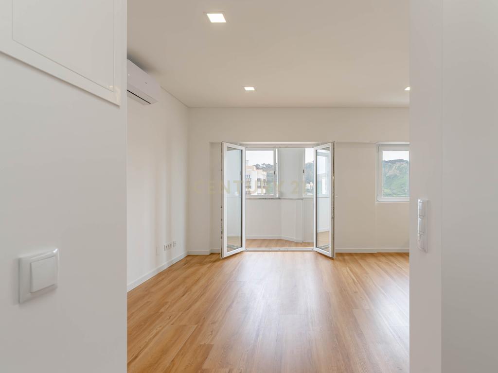 Apartamento T1 Renovado na Costa da Caparica – Conforto, Estilo e Excelente Localização - Image 2