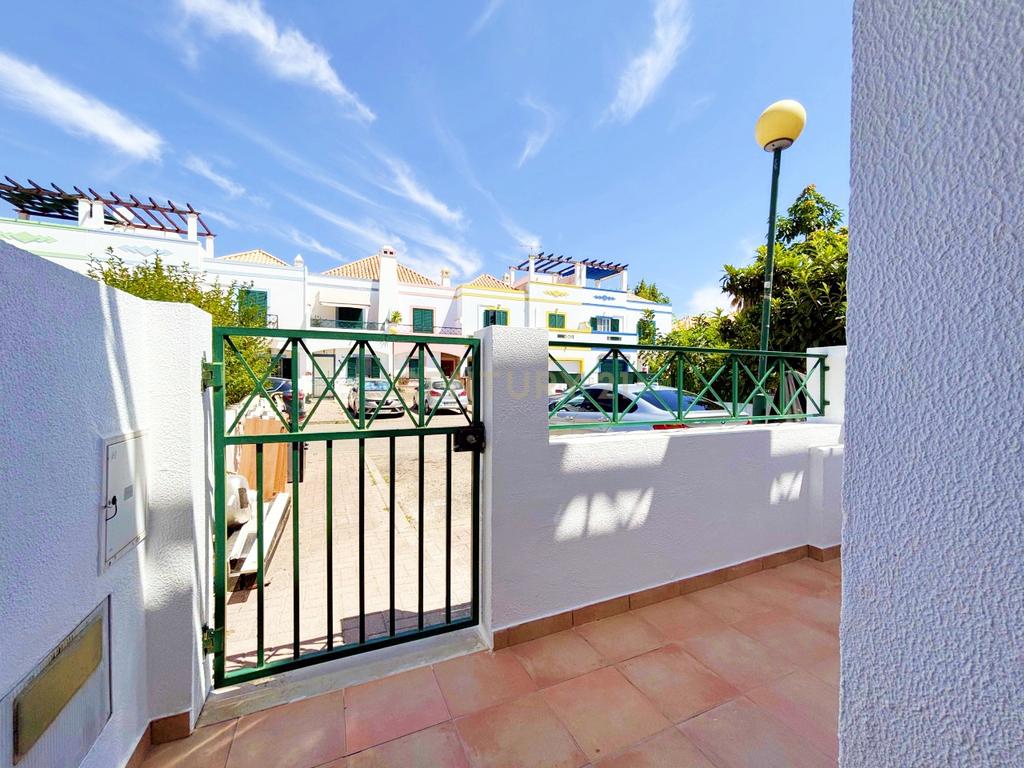 Moradia T2+1 em banda, situada na Urbanização do Mato Santo Espírito, em Tavira, totalmente remodelada e pronta a estrear. - Image 19