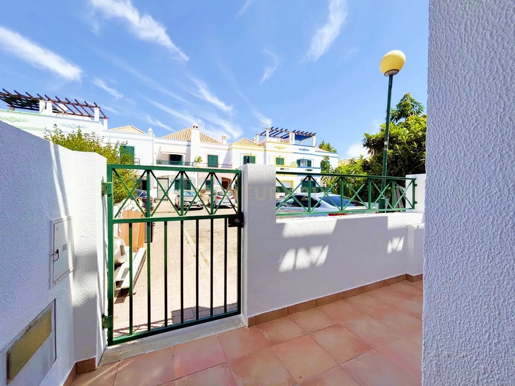 Moradia T2+1 em banda, situada na Urbanização do Mato Santo Espírito, em Tavira, totalmente remodelada e pronta a estrear. - Image 19