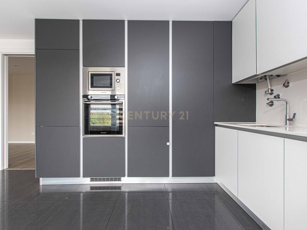 T3 moderno e espaçoso, com varanda e excelente localização no Montijo. - Image 12