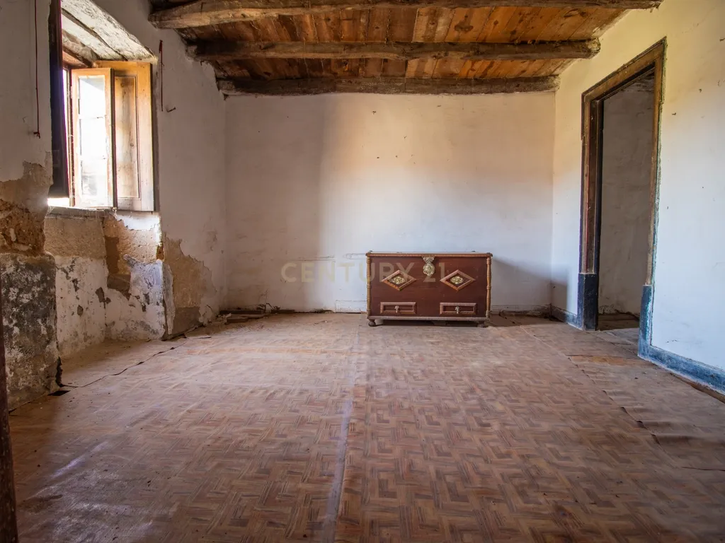 Casa típica portuguesa para remodelação a poucos minutos das praias da Figueira da Foz - Image 8