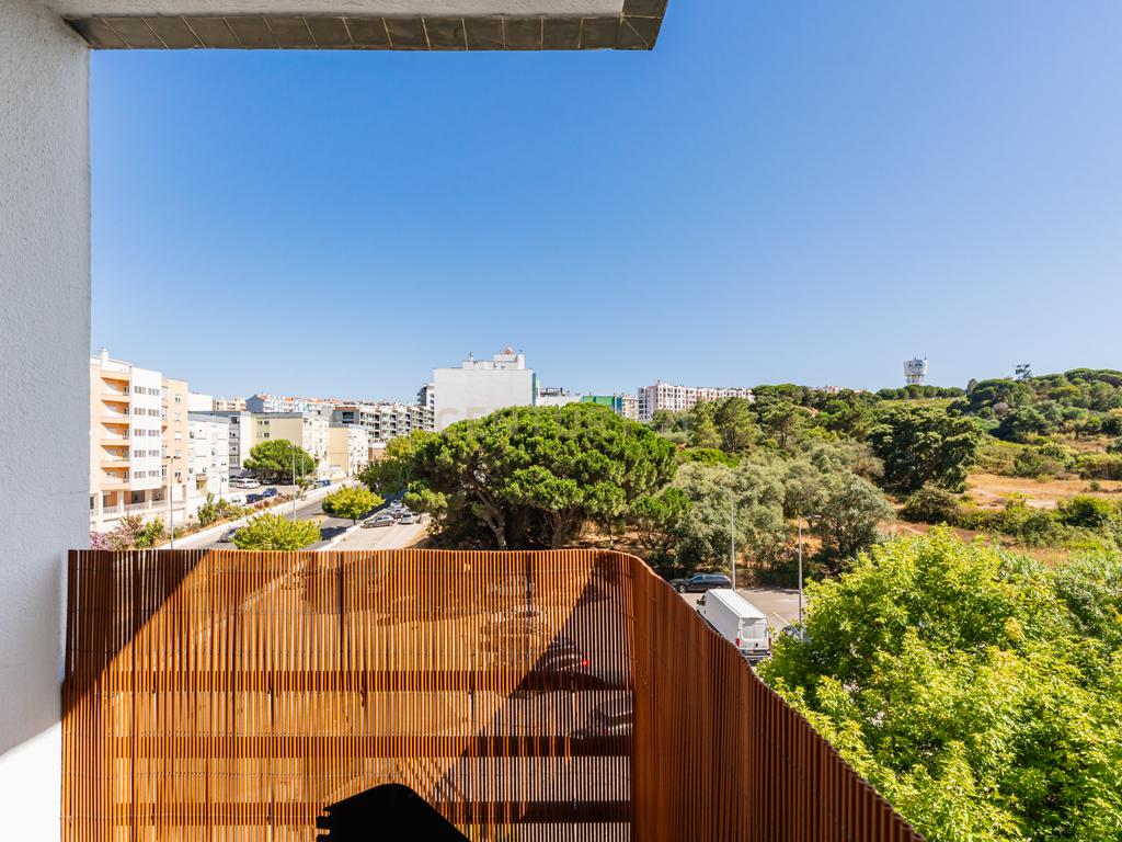 Apartamento T3 com Vista desafogada e parqueamento, no Feijó - Almada - Image 6