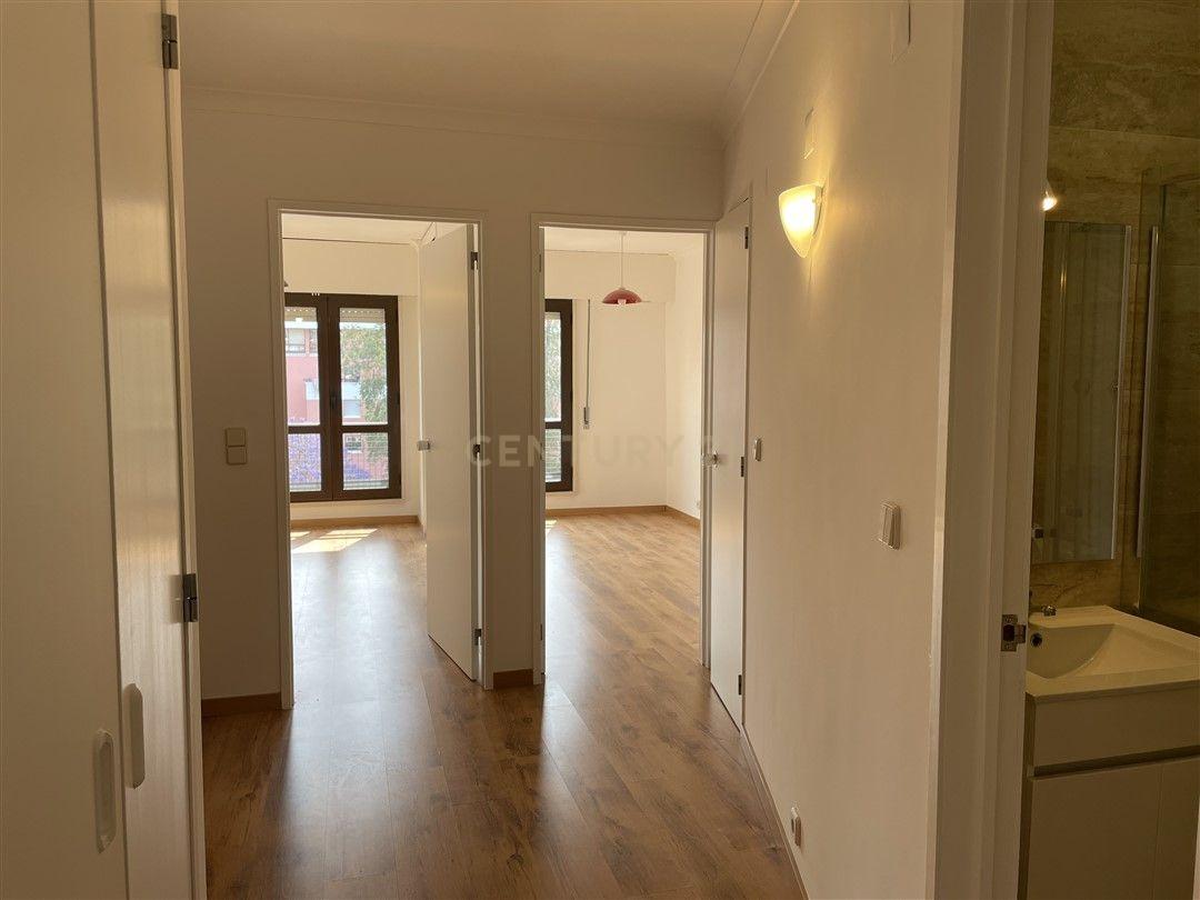 Apartamento T3 Duplex em Telheiras – 104 m², Estacionamento e Arrecadação - Image 10