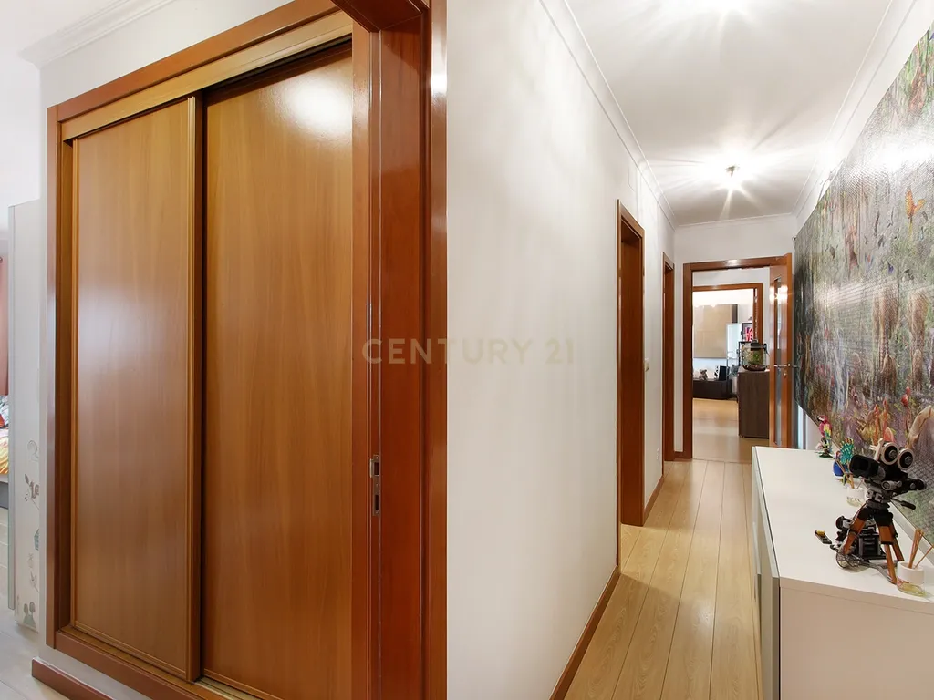 Apartamento T3 com 2 Estacionamentos e Arrecadação no Centro de Mem Martins - Image 12