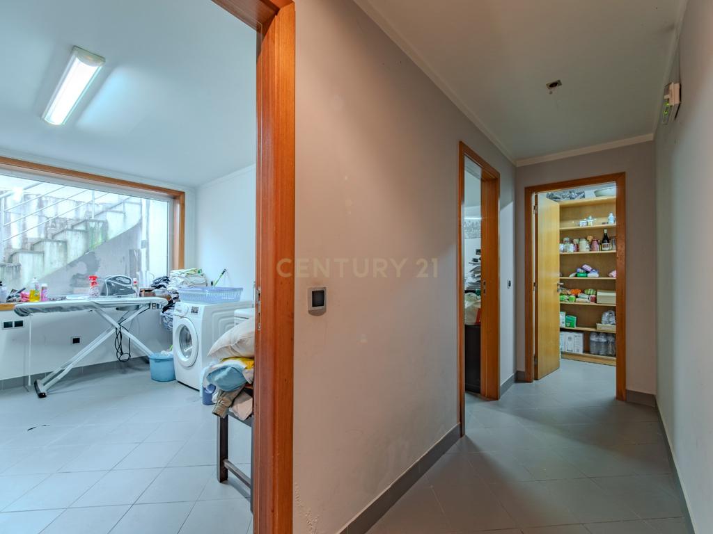 Moradia T3 de 3 frentes com 351 m², jardim e terraços | Baguim do Monte - Image 29