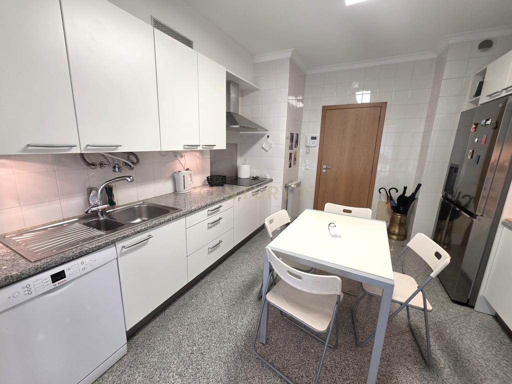 Imóvel recente T4 com sala de 60m2, com parqueamento e arrecadação em Campo de Ourique/Amoreiras - Image 14