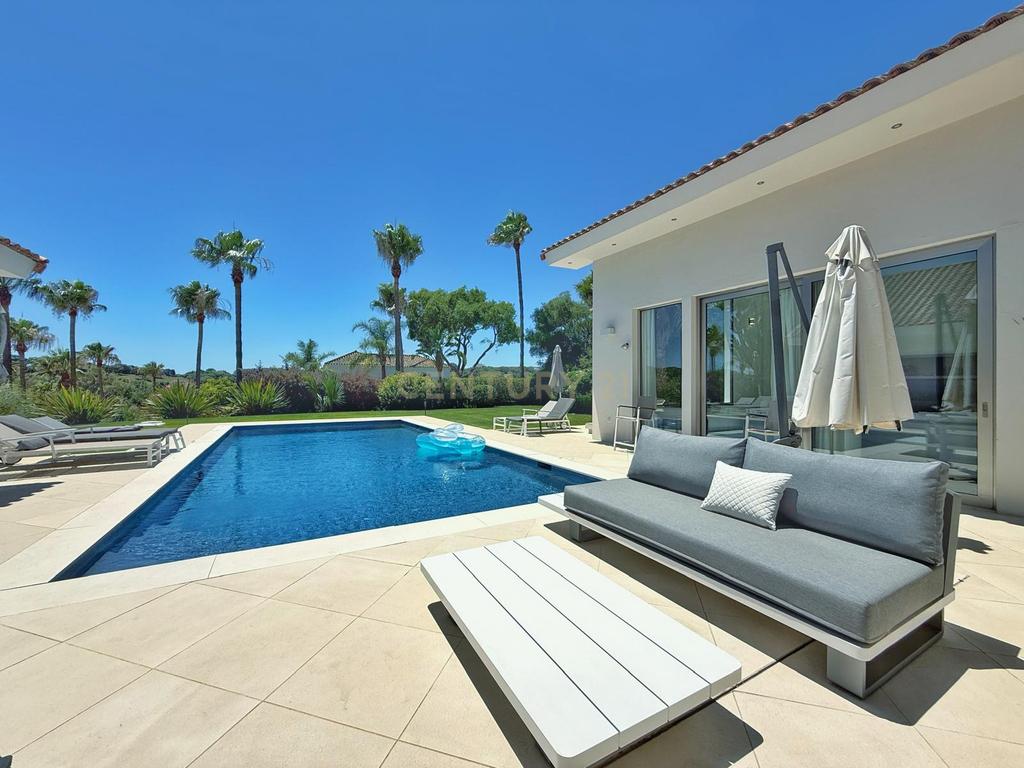 Elegante moradia mediterrânea de cinco quartos com vista para o prestigiado campo de golfe Valderrama, em Sotogrande Alto - Image 41
