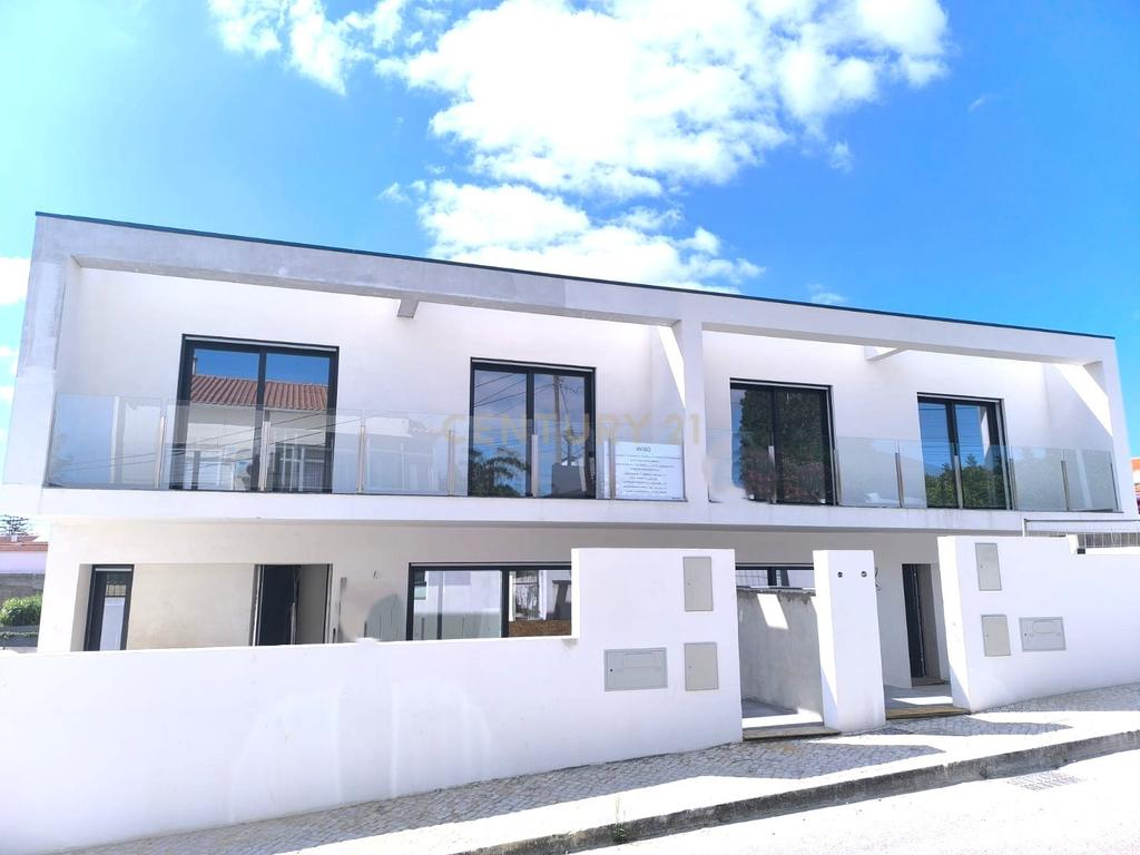 MORADIA CONTEMPORÂNEA T3+1 COM PISCINA NA CHARNECA DA CAPARICA – A 5 MINUTOS DA PRAIA! - Image 3