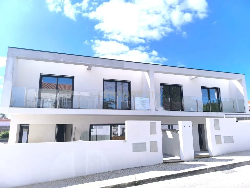 MORADIA CONTEMPORÂNEA T3+1 COM PISCINA NA CHARNECA DA CAPARICA – A 5 MINUTOS DA PRAIA! - Image 3