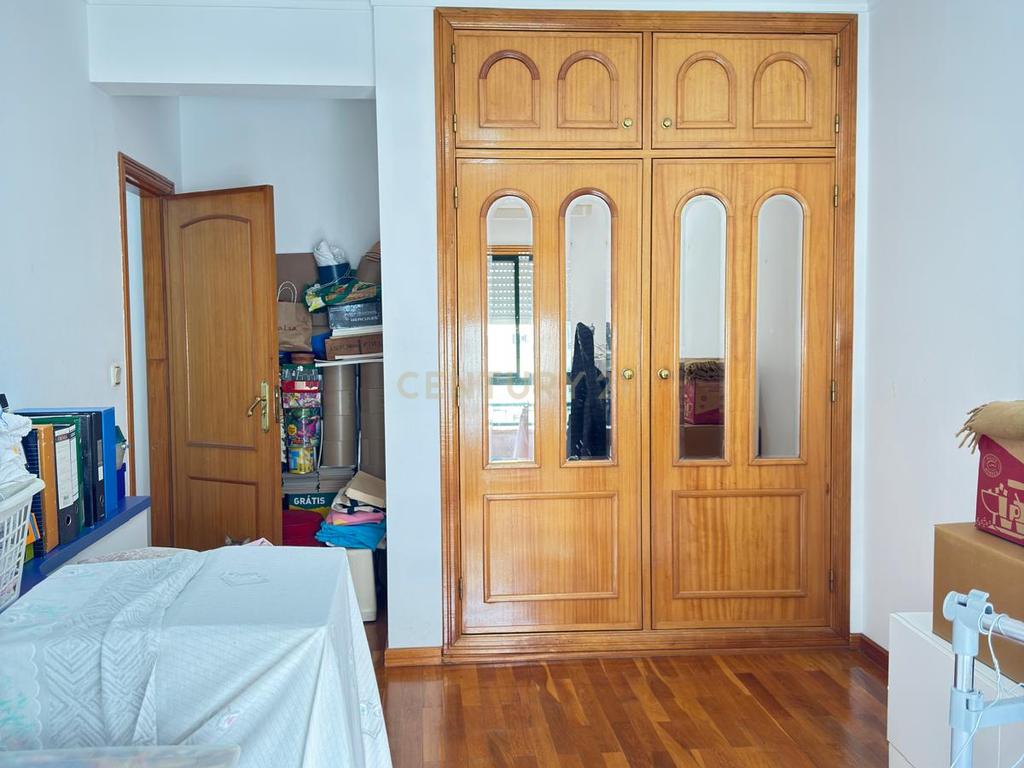 T4 com uma área de 150 m2 localizado em Massamá - Image 18