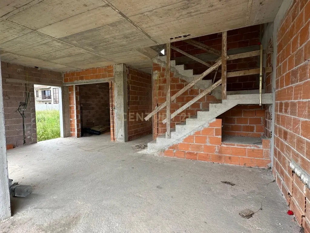 Duas moradias alvoradas + Terreno Urbano com projeto aprovado junto ao Glicinias - Image 28