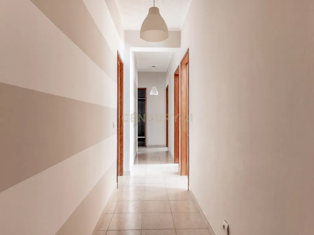 Apartamento T3 com elevador e garagem na Rua Luciano Cordeiro, em Lisboa - Image 10