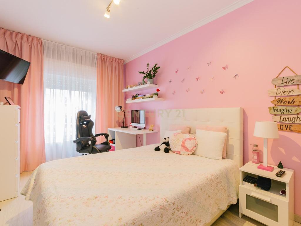 Apartamento T2 em Santa Marta do Pinhal – Corroios - Image 11