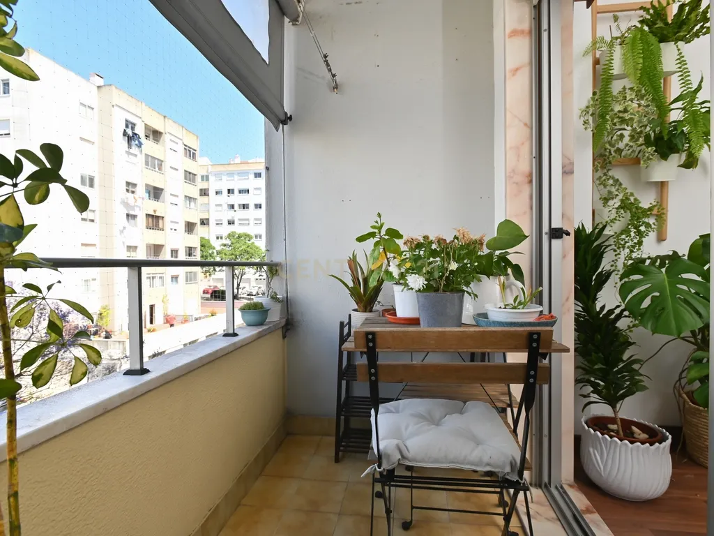Apartamento T2 em Massamá com Varanda e arrecadação - Image 1