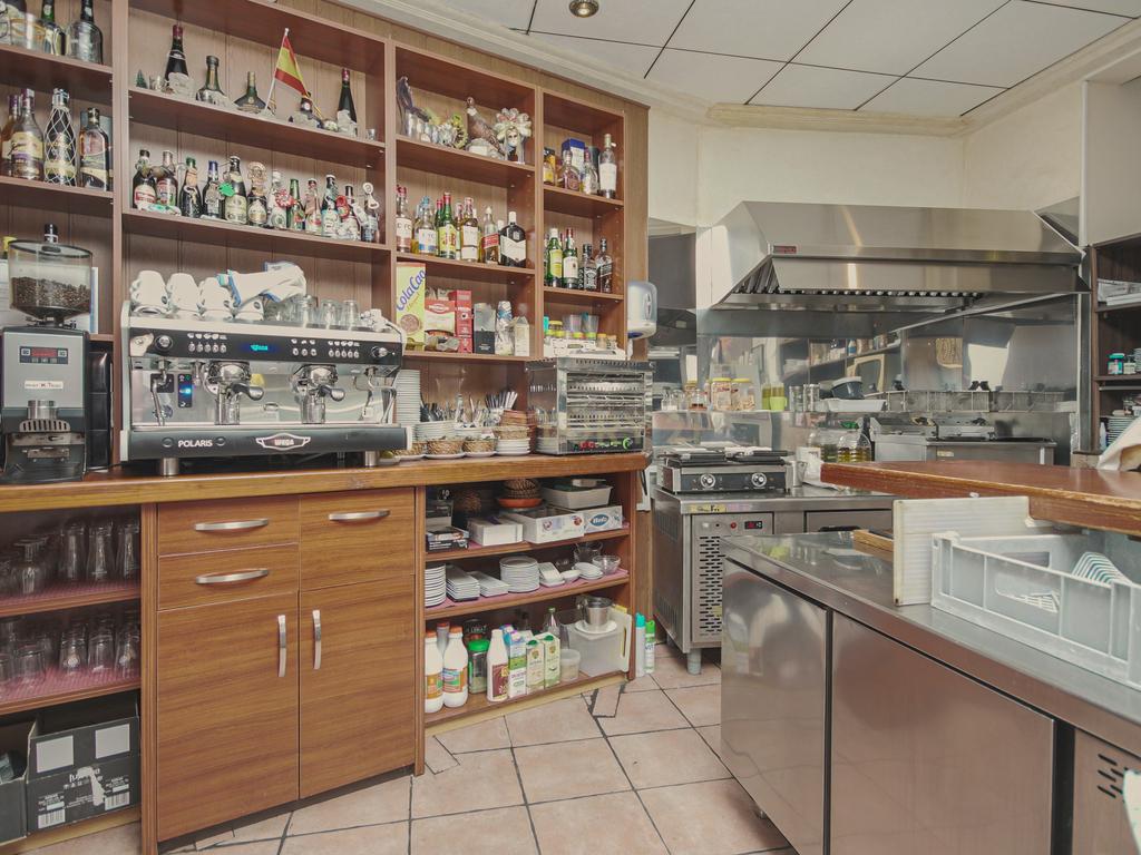 Traspasse de Café Bar totalmente operacional em Torrellano – Pronto para começar! - Image 18