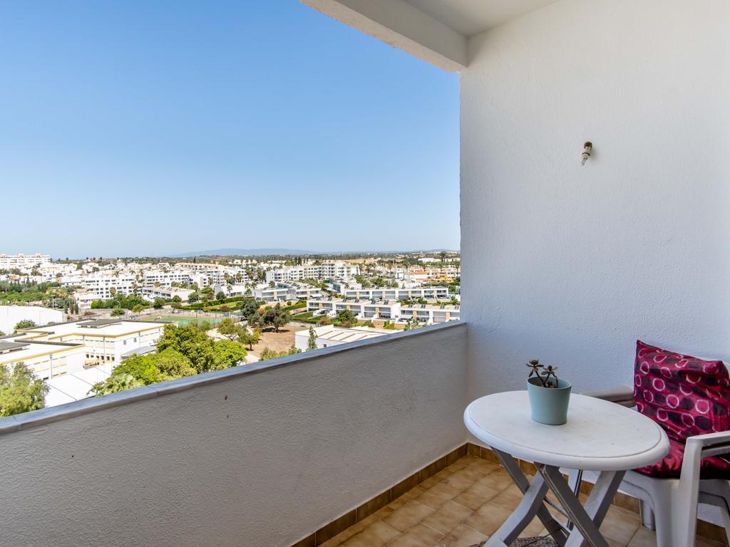 Apartamento T1 com Vista Parcial de Mar, Elevador e Garagem - Image 4