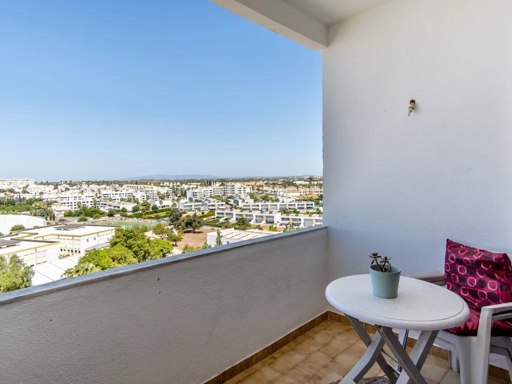 Apartamento T1 com Vista Parcial de Mar, Elevador e Garagem - Image 4