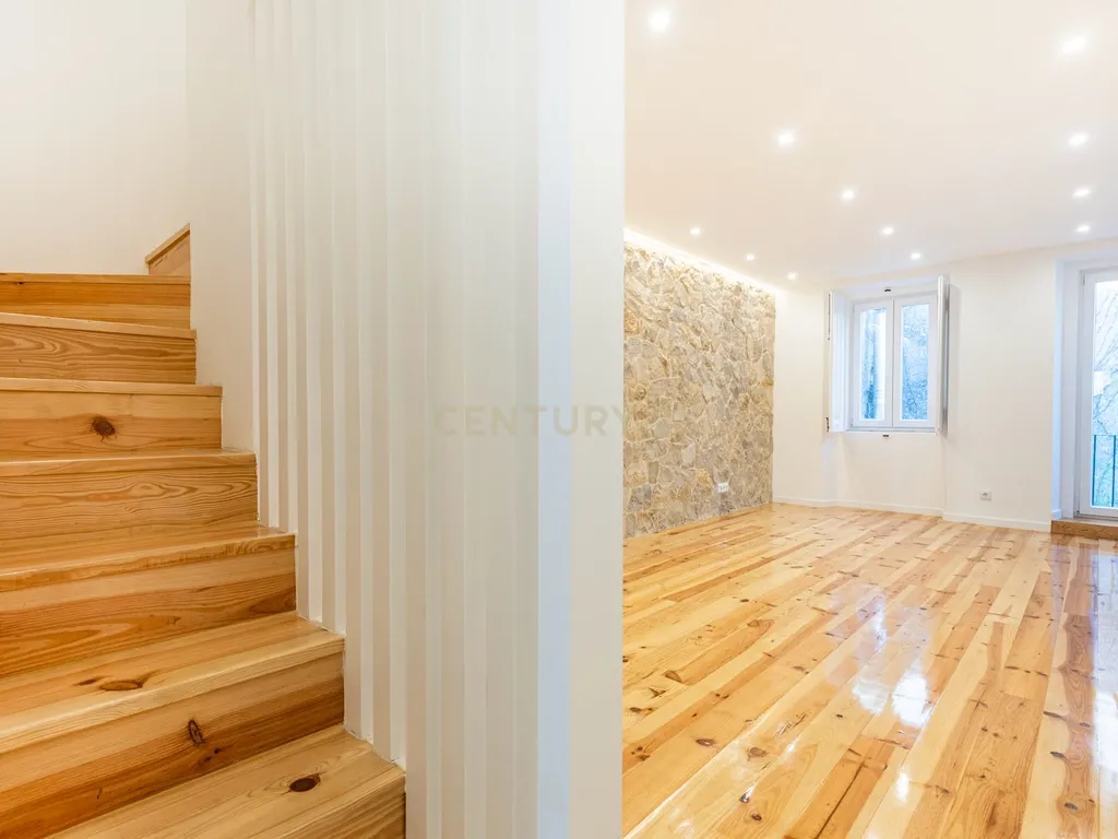 Excelente apartamento T3 Duplex, totalmente renovado, na Rua Angelina Vidal nº 32 – pronto a habitar! - Image 9