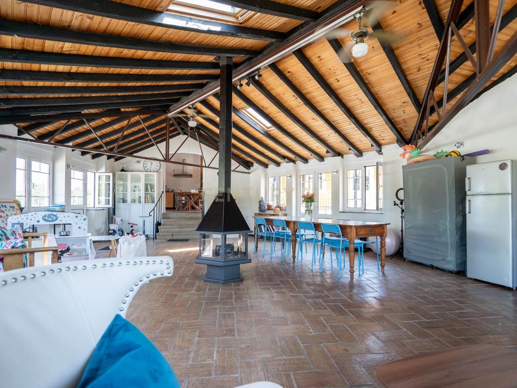 Moradia T7 tradicional em bom estado com varanda coberta, pátio, piscina, terraço coberta, vistas boas e jardim numa localização sossegada perto do centro de Arganil e o rio Alva - Image 2