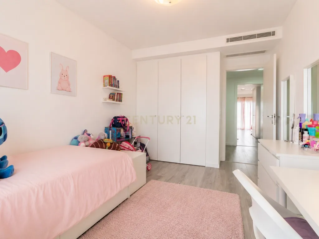 Duplex T4 em Oeiras com terraço e box (3 vagas) - Image 17